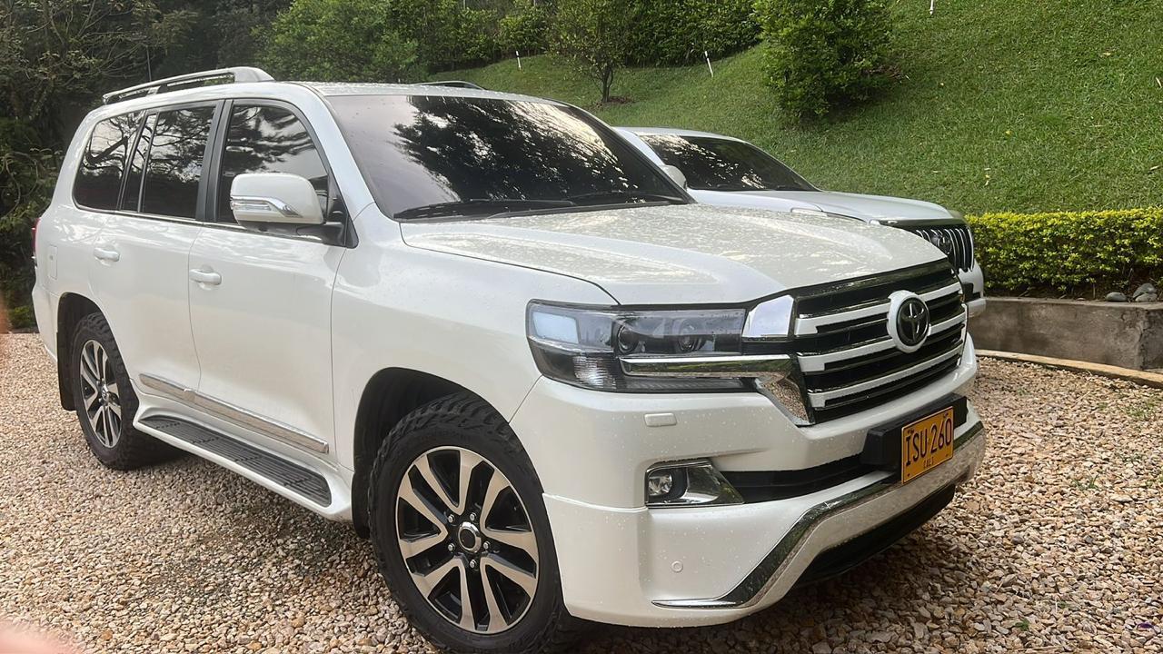 Toyota Land Cruiser 200 V8
